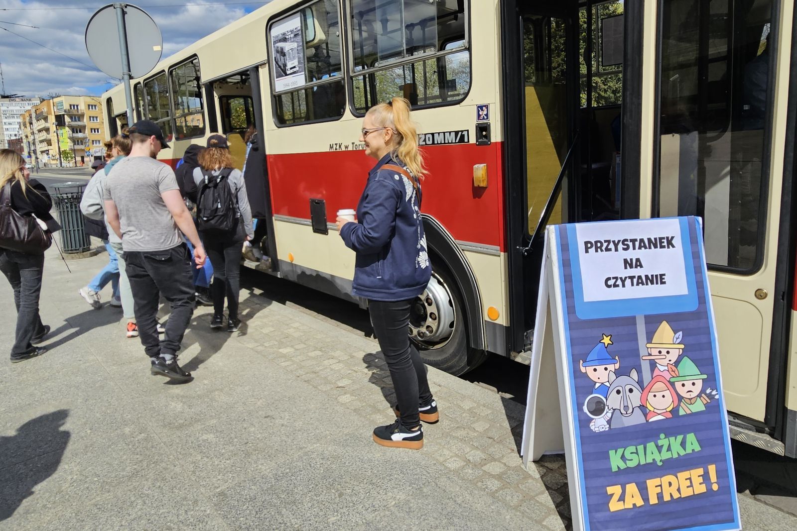 Bezpłatne rozdawanie książek w autobusie MZK w Toruniu