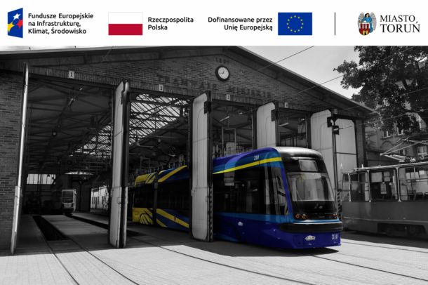 żółty tramwaj marki PESA na zielonym torowisku