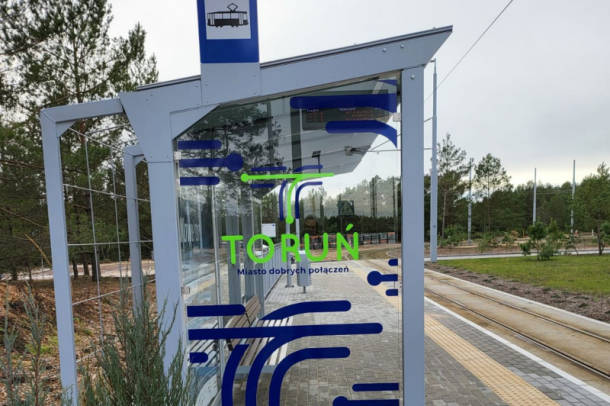14 wiat wzdłuż nowej linii tramwajowej zostało oklejonych promocyjnymi grafikami Toruń Miasto Dobrych Połączeń.