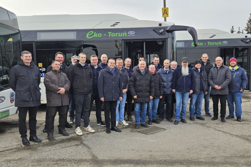 Kierowcy przed autobusami elektrycznymi MZK w Toruniu