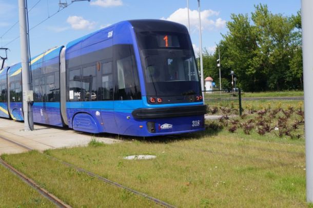 tramwaj na torowisku na Szosie Lubickiej