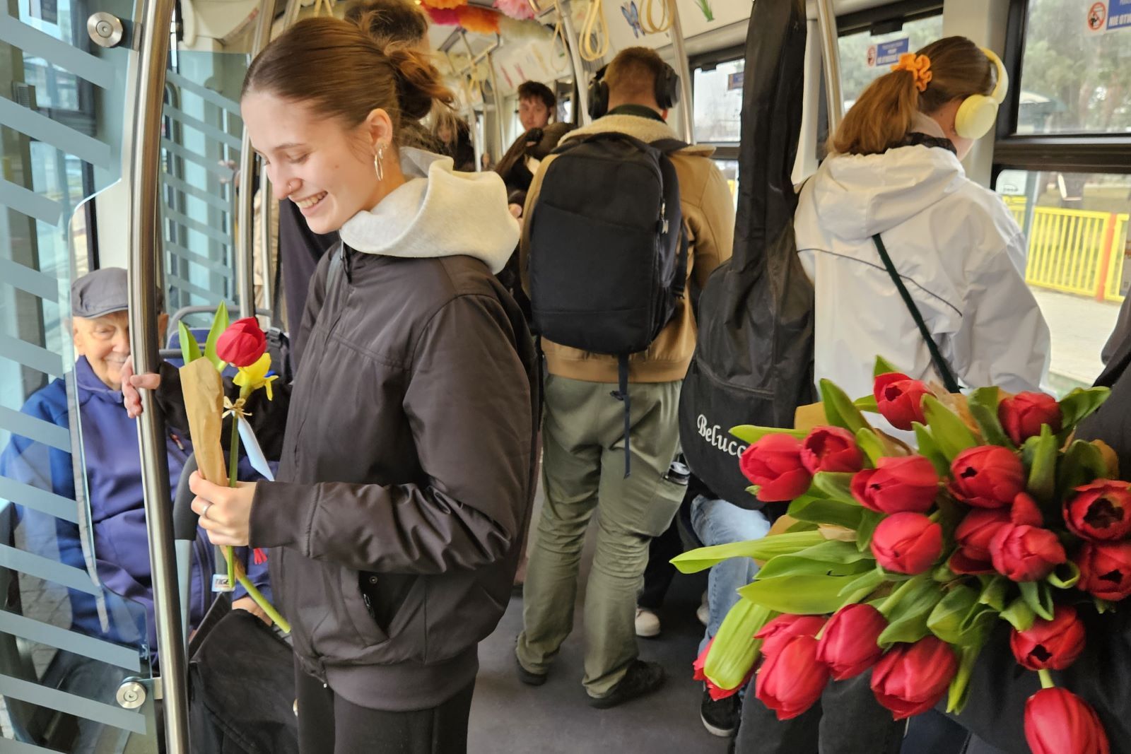 Młoda kobieta w tramwaju MZK w Toruniu