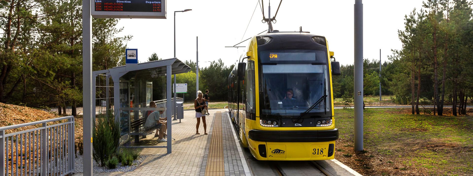 Tramwaj na przystanku