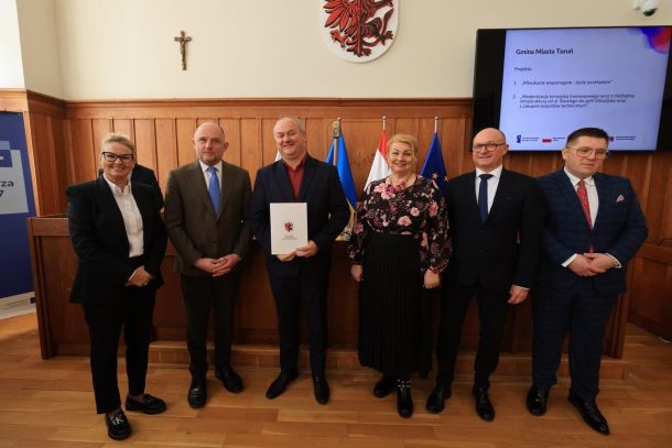 Wreczenie dyplomów z okazji modernizacji torowiska