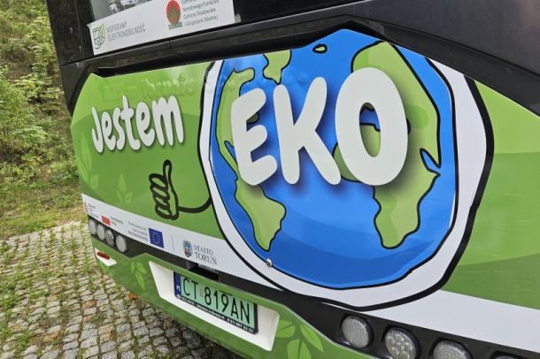 Elektryczny autobus z grafiką EKO