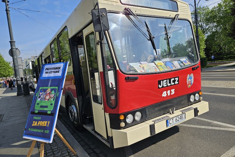 Przystanek na czytanie, czyli książki za darmo w książkobusie MZK